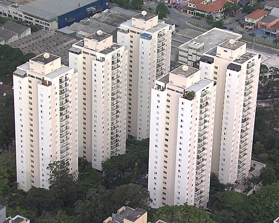 Resolvendo o problema de moradia: Só neste conjunto na zona sul de Sao Paulo, Hussain Aref Saab tem 10 apartamentos...